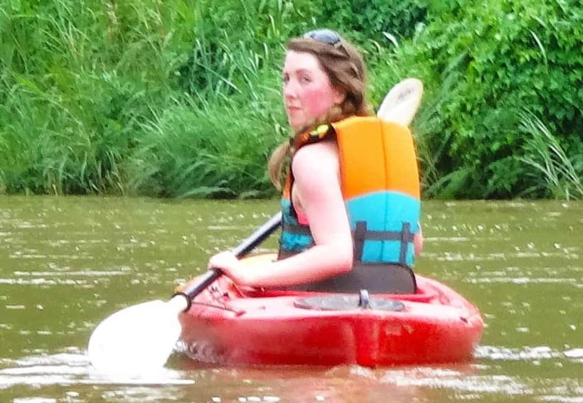 Chiang Mai: 15 km Leisure River Kayaking at Mae Ngat forest - Lunch break at the river: mango plantation-style comfort, with vegan options
