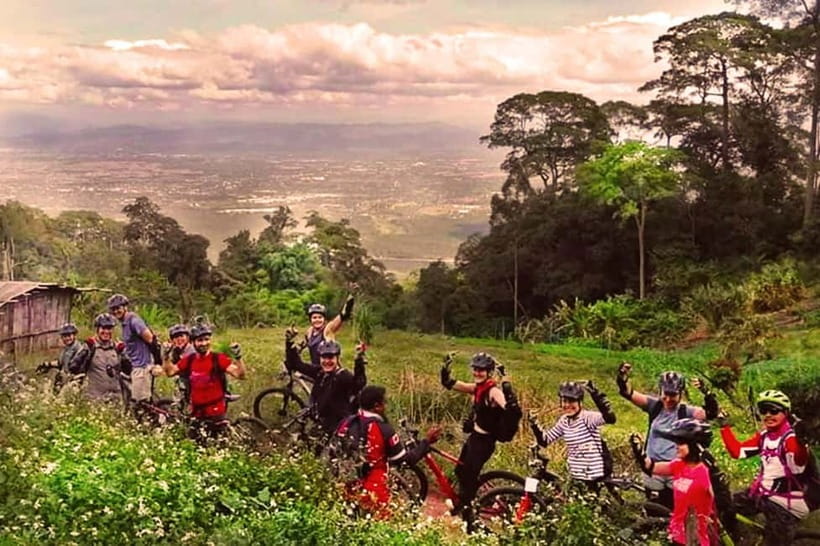 Chiang Mai: 20km Downhill Mountain Biking Challenge Suthep M - Entering the day: pickup, pro-shop setup, and why it matters