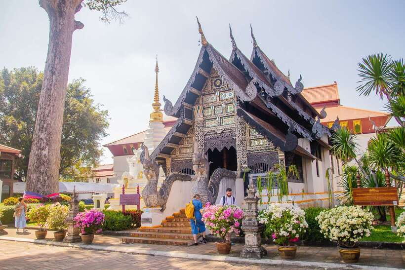 Chiang Mai: 3 Hour Old City and Temples Guided Walking Tour - What to Wear and Bring: Shoes Off, Shoulders Covered