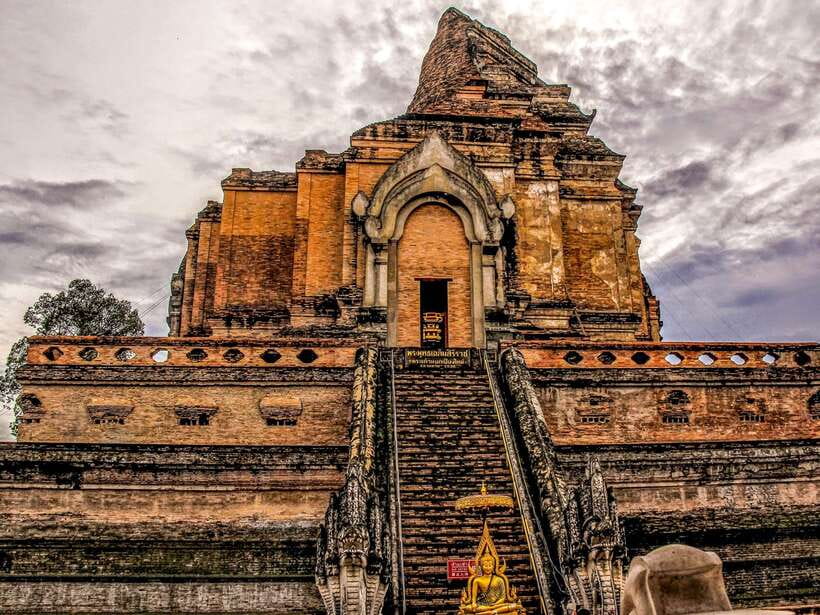 Chiang Mai: 3 Hour Old City and Temples Guided Walking Tour - Getting Oriented: Old City Temples on Foot