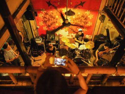 Chiang Mai: Chiang Mai Bar Hopping Guided Night Tour - Wat Lok Moli to the night streets: meeting point and getting around