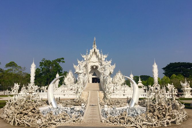 Chiang Mai-Chiang Rai:White+Black+Blue Temple+Golden Triangle+Boat Trip - Mae Khachan hot springs and Donsao Market: the breaks in a packed schedule