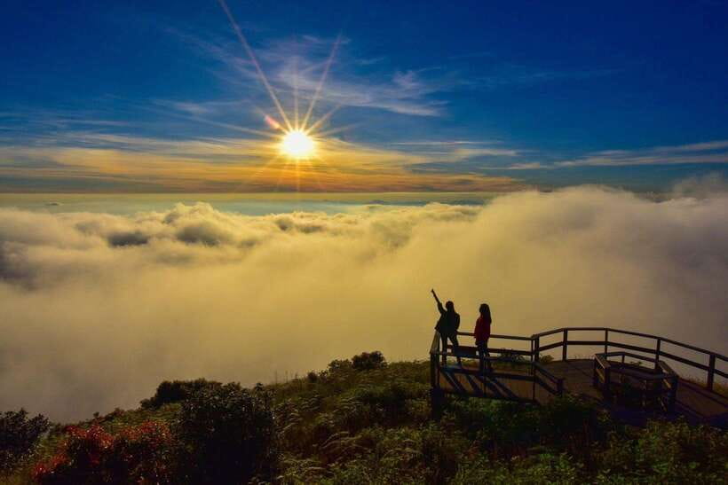 Chiang Mai: Doi Inthanon Park Tour & Kew Mae Pan Trail Hike - King and Queen pagodas: a calm viewpoint stop with a real dress code