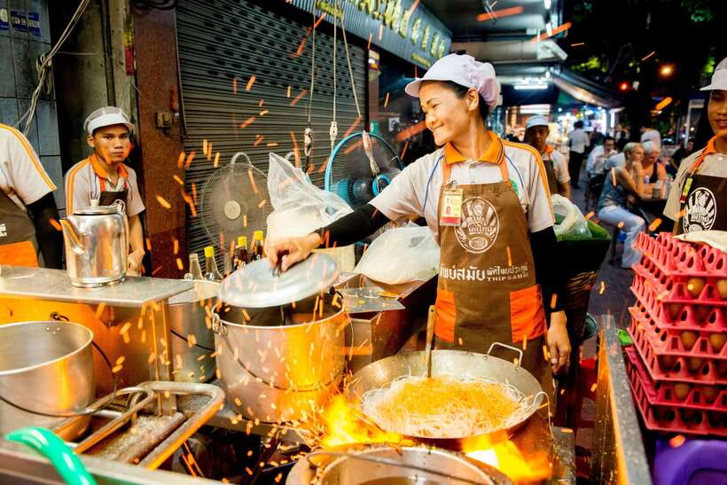 Chiang Mai: Evening Sightseeing and Local Food Guided Tour - Why This Chiang Mai Evening Food and Temples Tour Works
