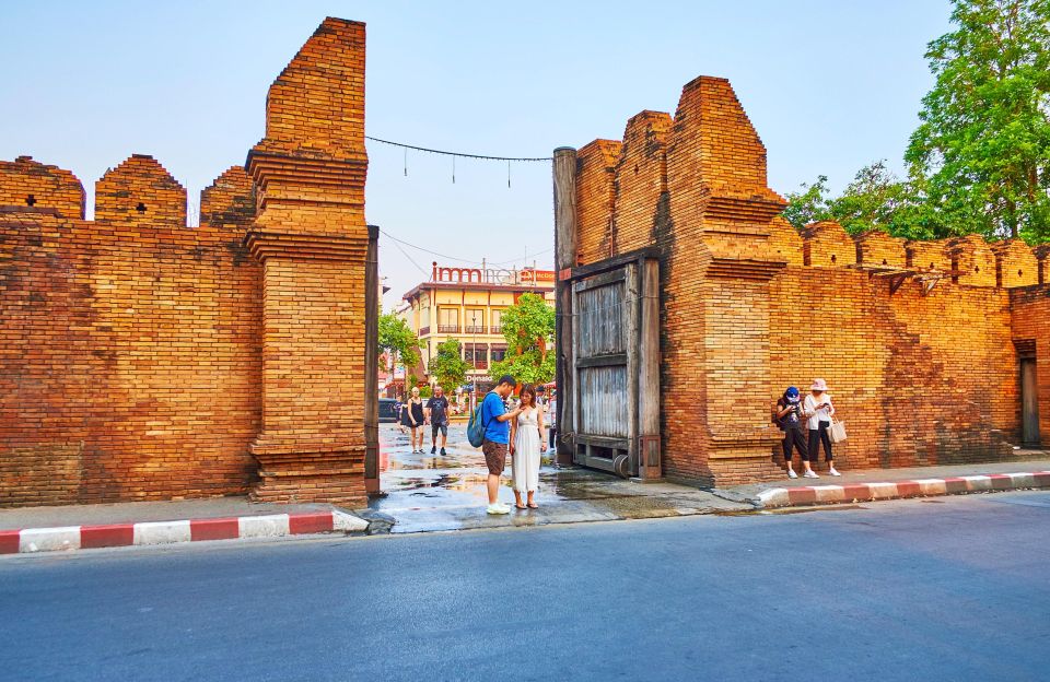 Chiang Mai: Exploration of Old City by Private Tuk-Tuk - Wat Phra Singh Woramahawihan: Lanna style you can actually see
