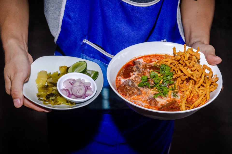 Chiang Mai: Food Tour by Songtheaw Truck with 15+ Tastings - Market finale: wet/dry stalls, snacks, and ordering confidence