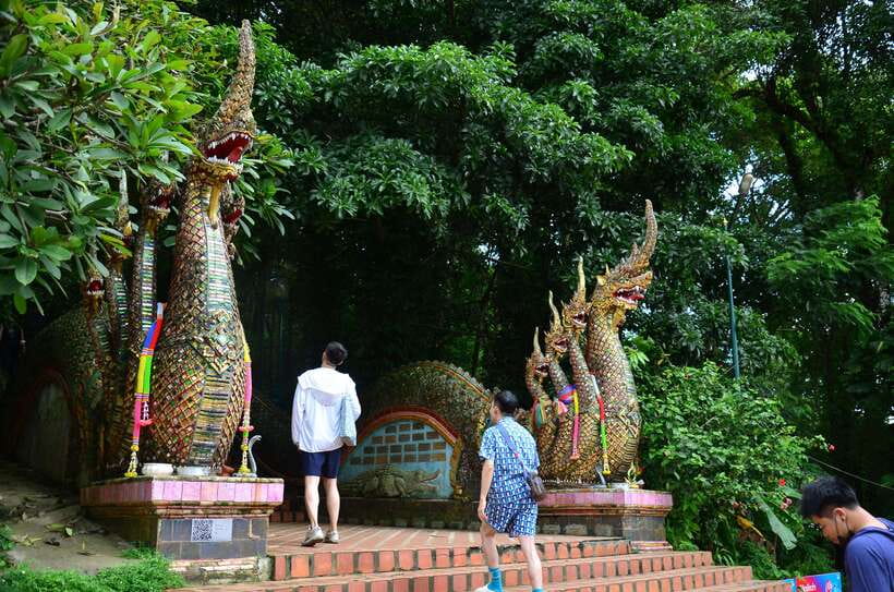 Chiang Mai: Hike on Monk’s Trail and Doi Suthep Private Tour - Wat Pha Lat: The Temple Stop That Changes the Whole Mood