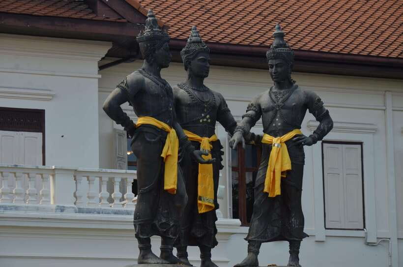 Chiang Mai: Historic Temples and City Guided Walking Tour - Wat Phra Singh: Lanna temple style you can recognize