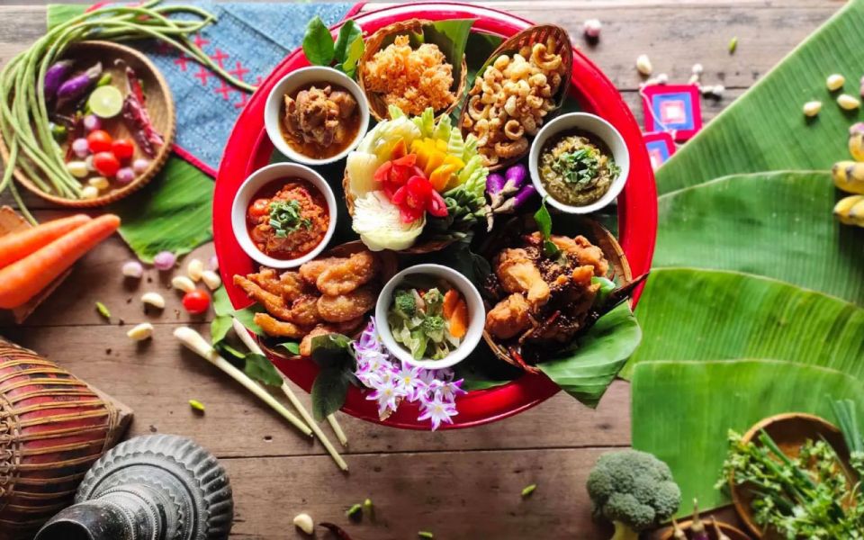 Chiang Mai: Khantoke Dinner with Traditional Performance - Where you sit: open-air gardens vs a traditional Lanna-style space