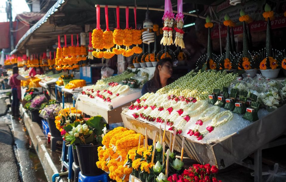 Chiang Mai: Local Food and Markets Guided Walking Tour - Lung Khajohn Wat Ket: sweet rice-skin dumplings to start