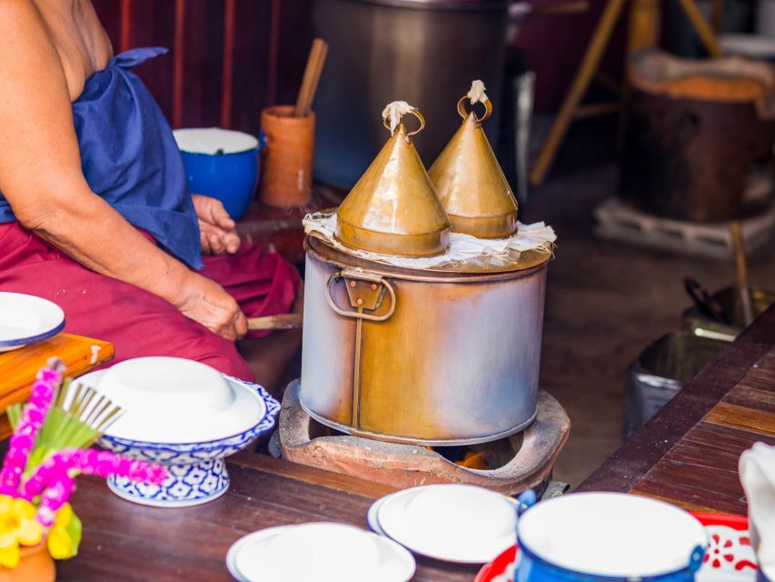 Chiang Mai: Local Food and Markets Guided Walking Tour - Warorot Market: mango sticky rice is the mission