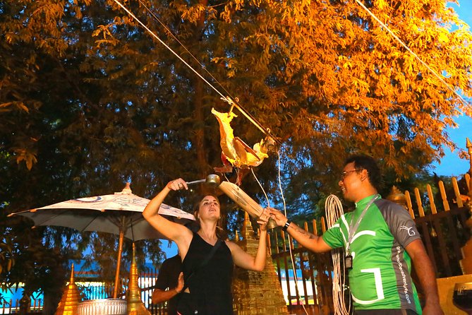 Chiang Mai Night Bike Tour - Food tasting at Chiang Mai Gate: how to get the most out of it