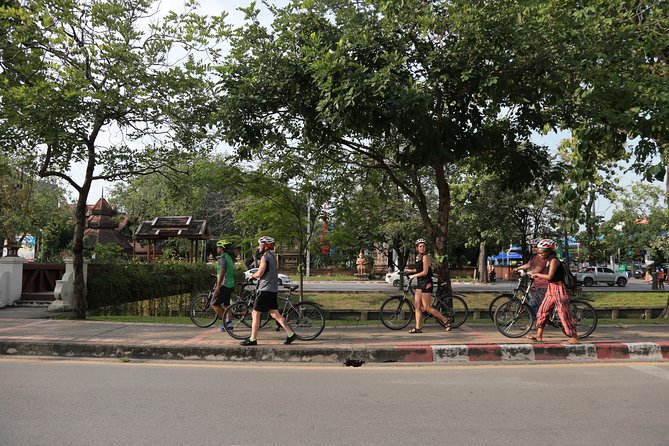 Chiang Mai Night Bike Tour - Meeting point to first pedaling: what happens before the fun