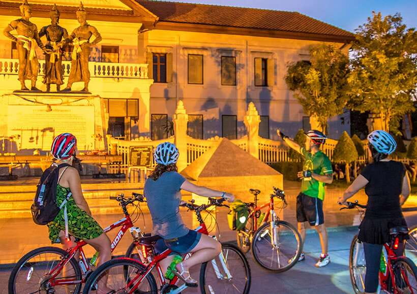 Chiang Mai: Private Historic Old City Bike Tour - Night - Wat Chedi Luang at Night: Big Ruins, Big Atmosphere