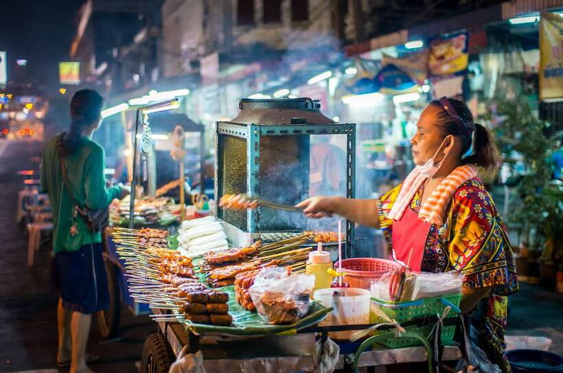 Chiang Mai: Private Historic Old City Bike Tour - Night - Wat Intakhin and Simple Ceremony Moments