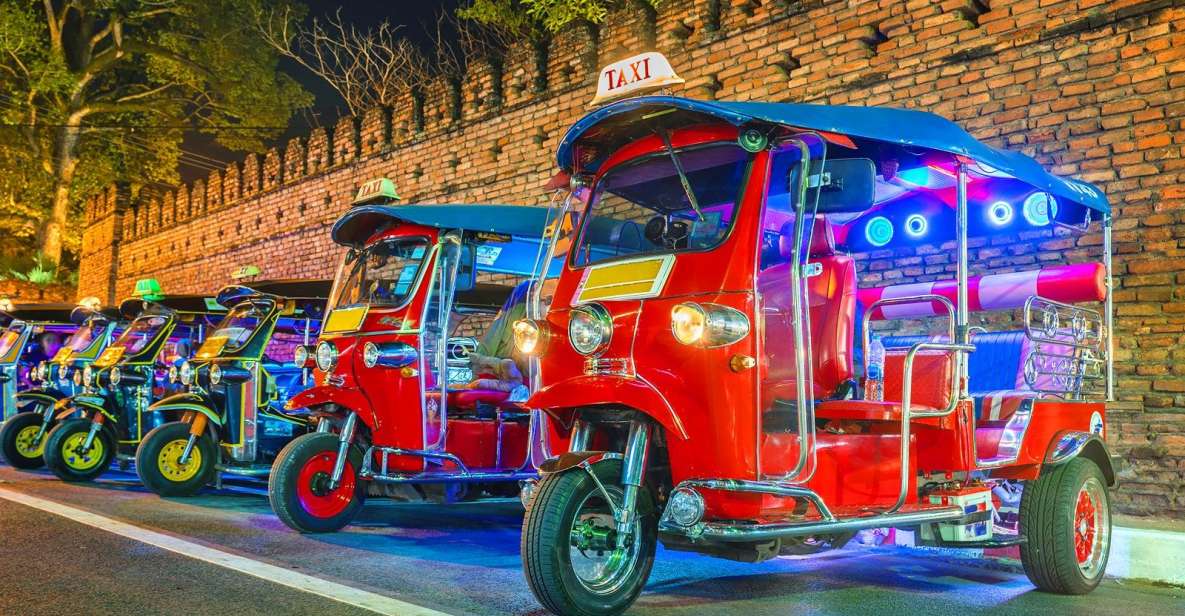 Chiang Mai: Temples and Street Food Night Tour by Tuk Tuk - Wat Chedi Luang: the Big Stupa and the Emerald Buddha replica