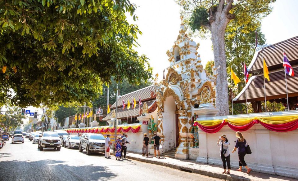 Chiang Mai: Temples and Street Food Night Tour by Tuk Tuk - Temple manners and what to pack for an evening loop