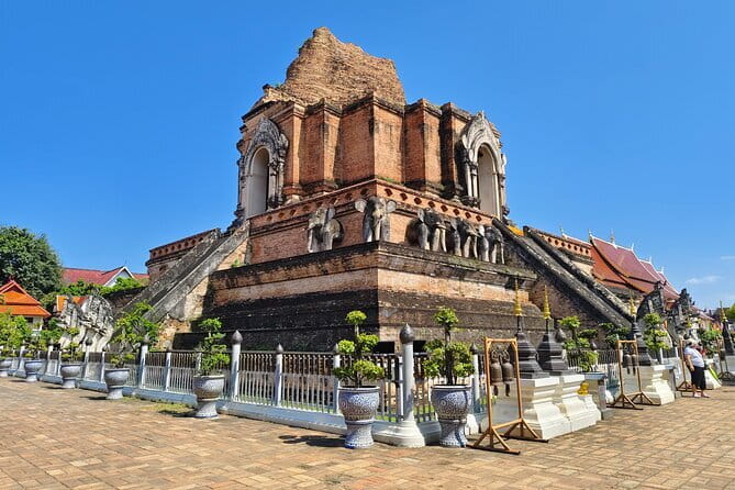 Chiang Mai Temples Visit Walking Tour with Ex-Monk Guide Part 1 - Pace, timing, and how the tour stays comfortable
