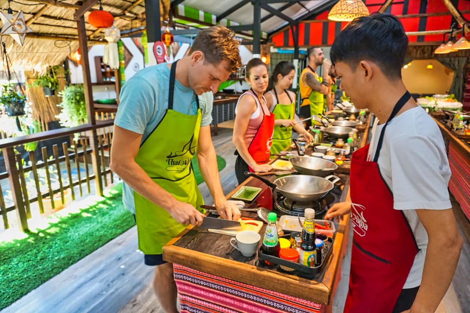Chiang Mai: Traditional Thai-Akha Cooking Class& Market Tour - Cooking class menu: what you’ll likely make, step by step