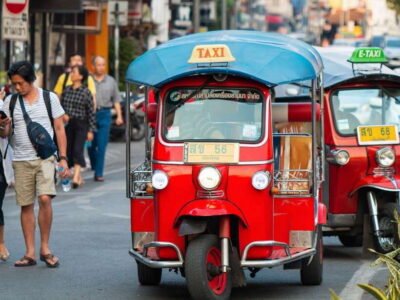 Chiang Mai: Tuk-Tuk Evening Tour with Temples & Street Foods - Getting In and Out Smoothly: Pickup, Private Ride, and Group Size