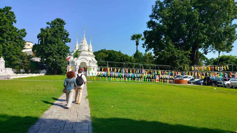 Chiang Mai: Tuk-Tuk Evening Tour with Temples & Street Foods - Wat Lok Moli: Lanna-Style Details and Resting Place of Mengrai Kings