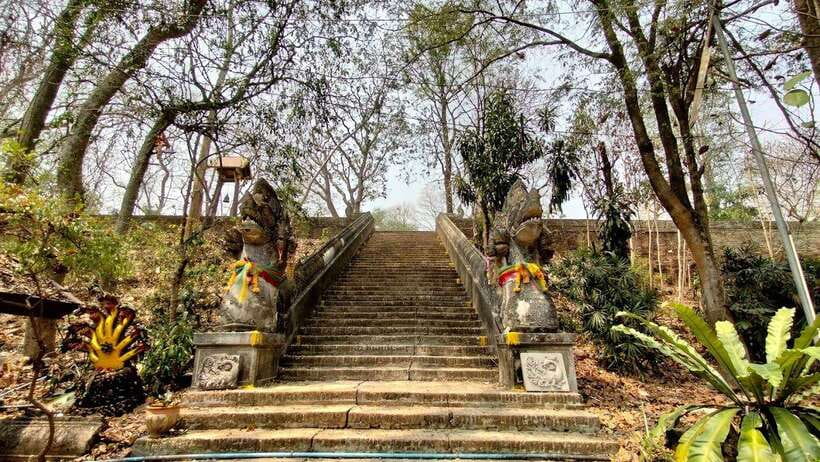 Chiang Mai:Wat Phra That Doi Suthep & Wat Umong Evening Tour - The tunnel temple experience: why Wat Umong feels different