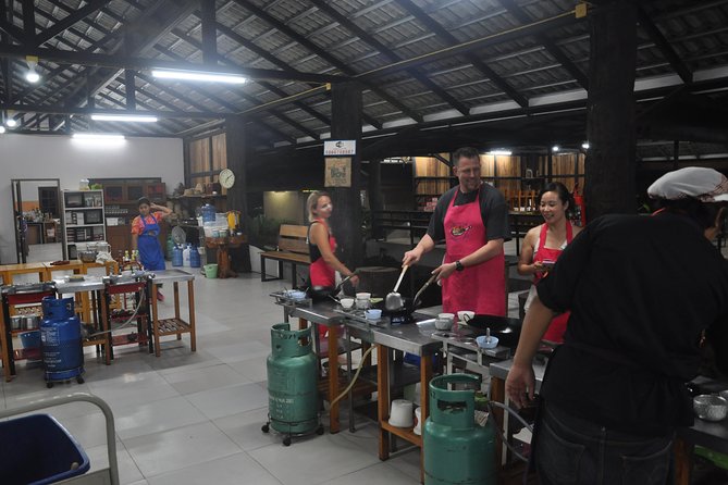 Evening Cooking Class in Organic Farm with Local Market Tour - Somphet Market: the 30 minutes that sets up your ingredients