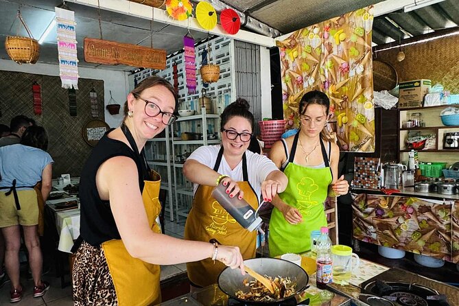 Evening Thai cooking class - The Class Flow: Stir-Fry First, Then Soup, Then Curry Paste