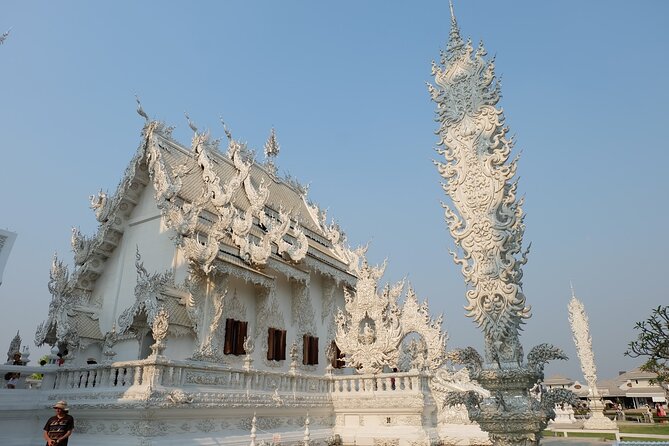 Golden Triangle, White, Black, Blue Temple Full Day Tour From Chiang Mai - Transport comfort, joint-tour pacing, and the lunch reality