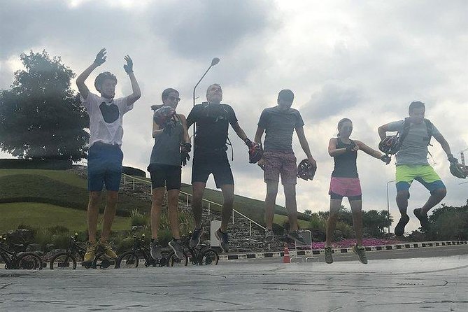 Half-day E-bike Nam Phrae (hilly, fully paved roads, GUIDED) - The e-bike setup: helmets, gloves, and how the hills feel