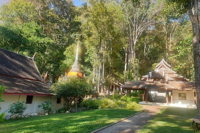Half Day Morning Wat Pha Lat & Wat Phra That Doi Suthep Tour - Transfer to Doi Suthep: A Short Ride With Big Expectations