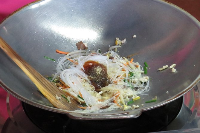 Morning Thai cooking class - Kad Kom Market: the 15–20 minute spice-and-produce reality check