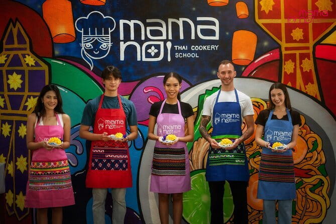 Old Town Chiang Mai Food Tour with 10+ Local Dishes Tastings - Wat Lok Molee finish: wrap-up near the temple