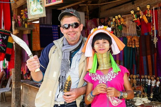 Private Day Tour Doi Suthep Temple and Handicraft Center - Stop 4: San Kamphaeng Road and the Handicraft Highway