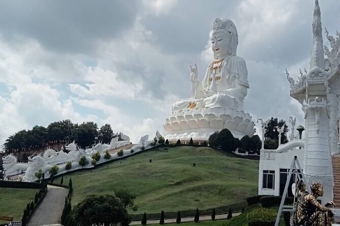 Private Tour Chiang Rai 3 Wonderful Temples & Lalitta Cafe - Rainbow Temple option: when you want extra color in the day