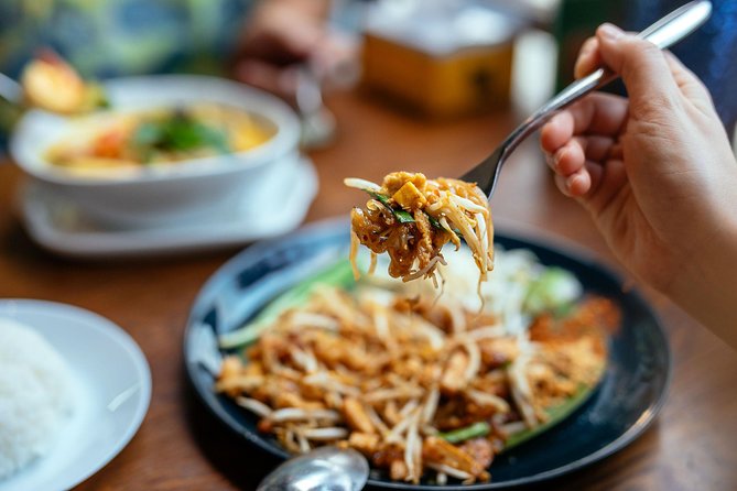 The 10 Tastings of Chiang Mai With Locals: Private Street Food Tour - Wat Mo Kham Tuang: A Temple Pause Between Food Stops