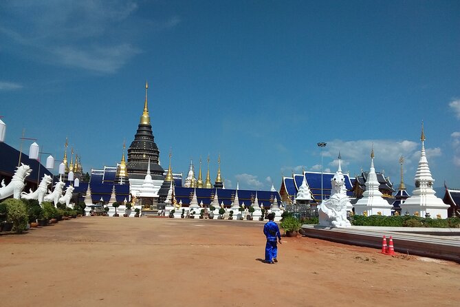 Visit Dantewada(Angel Land), Blue Temple, and Sticky Waterfall - Stop 2: Wat Ban Den Blue Temple Views and Dress Notes