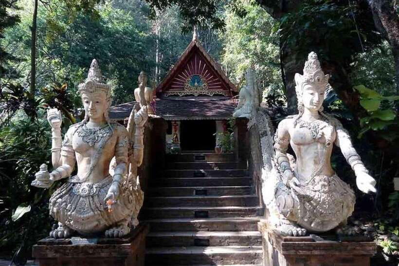 Wat Phra That Doi Suthep & Wat Pha lat Evening Tour & Guide - Stop 1: Wat Phra That Doi Suthep and the 306-step pilgrimage choice