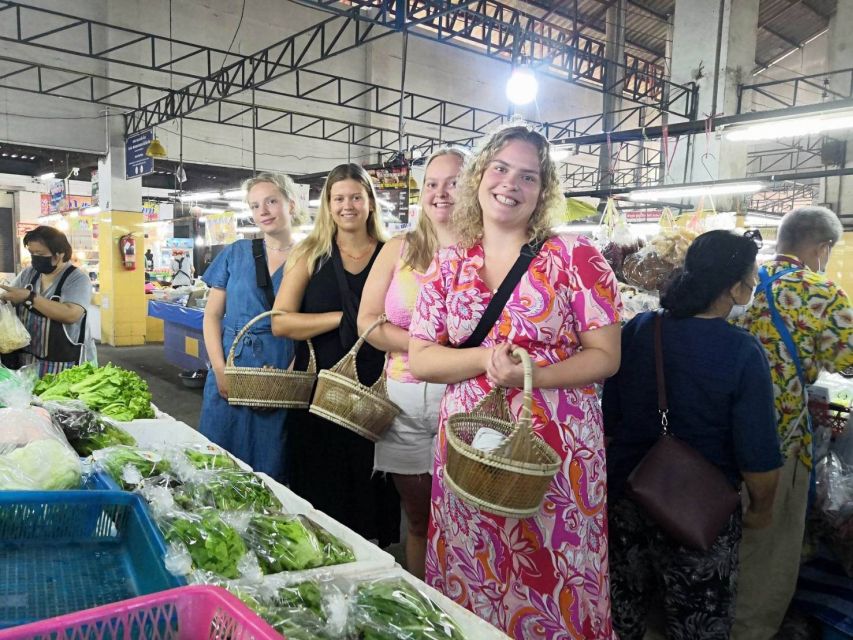 We Cook Thai Home Garden Cooking School - The garden dinner: eating what you cooked, properly